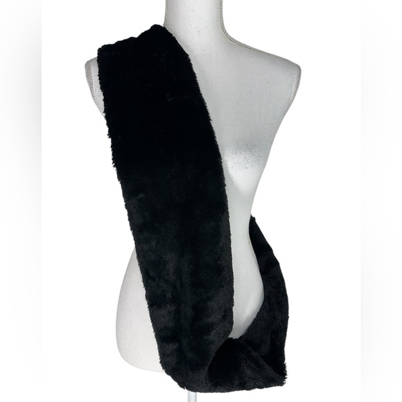 CEJON / Black Faux Fur Infinity Scarf - Picture 5 of 7